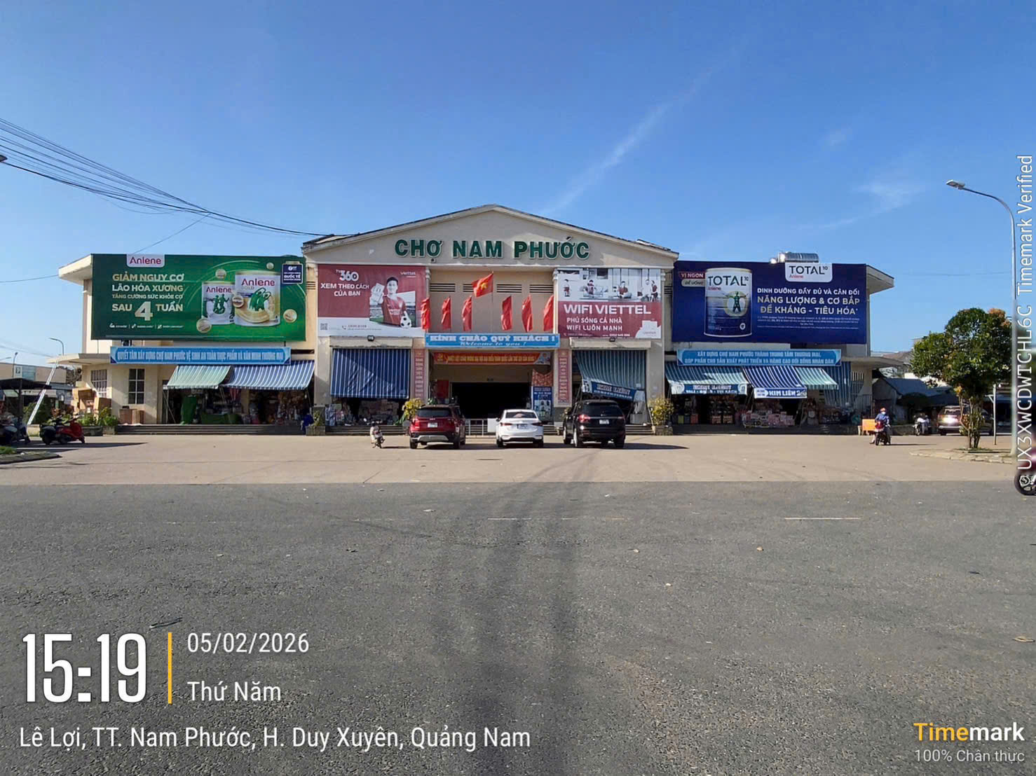 Decal cửa thang máy tại trung tâm thương mại