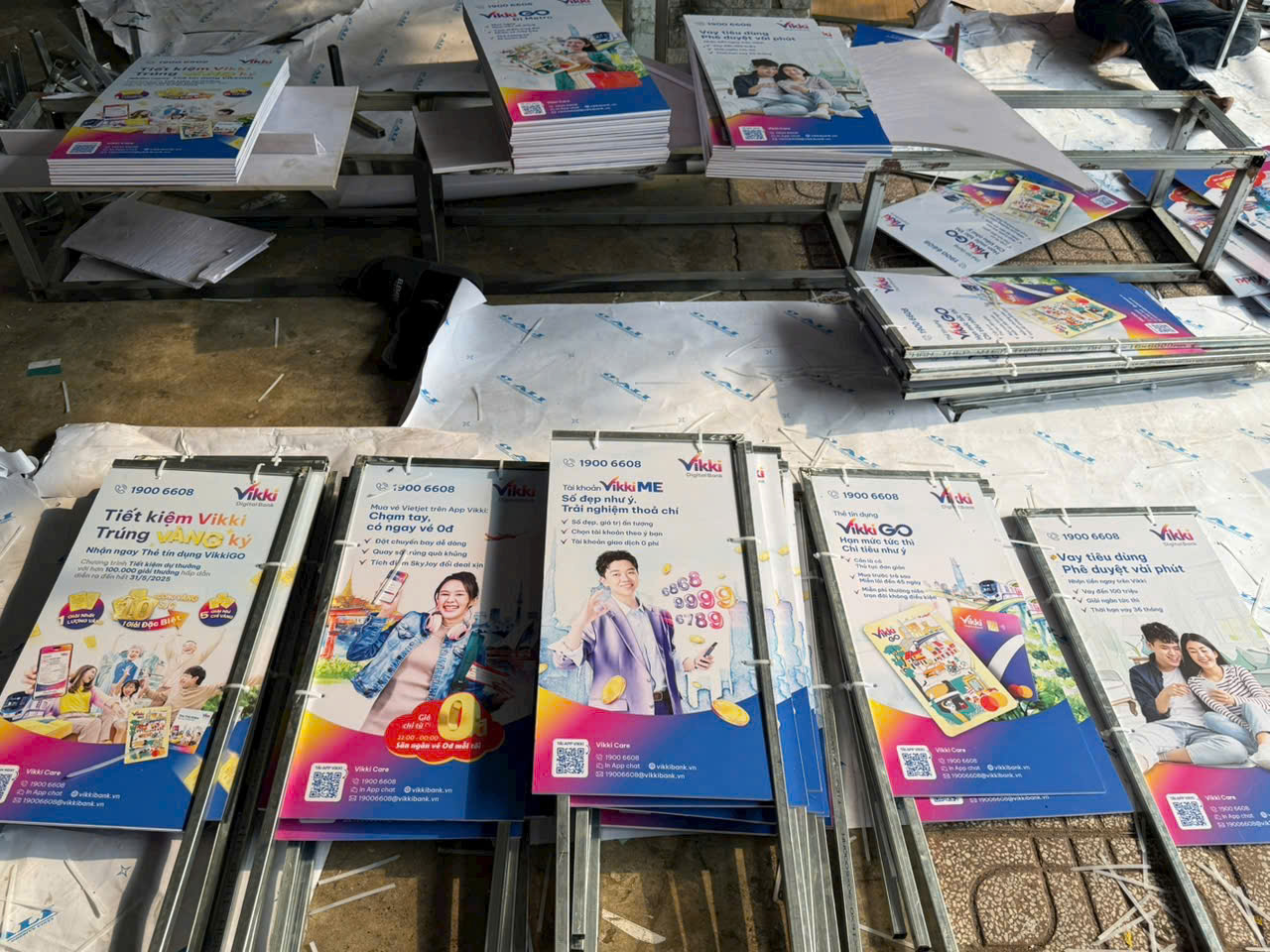 Banner quảng cáo lớn treo trong toà nhà